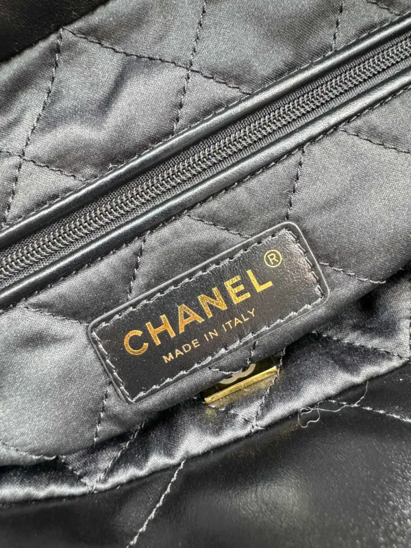 Chanel Chanel 22 Small shiny calfskin Chain Shoulder Bag - Image 3