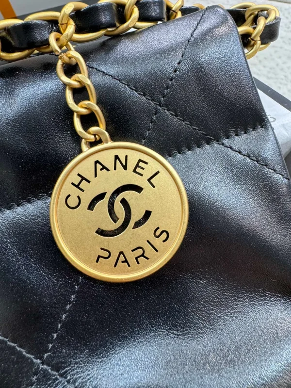 Chanel Chanel 22 Small shiny calfskin Chain Shoulder Bag - Image 6