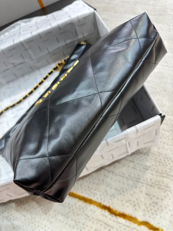 Chanel Chanel 22 Small shiny calfskin Chain Shoulder Bag - Image 7