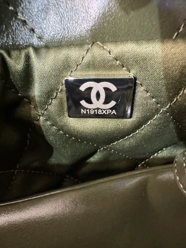 Chanel Fatigue Green Quilted Glossy Leather 22 Bag Chanel - Image 2