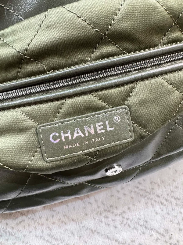 Chanel Fatigue Green Quilted Glossy Leather 22 Bag Chanel - Image 3