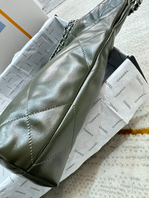 Chanel Fatigue Green Quilted Glossy Leather 22 Bag Chanel - Image 7