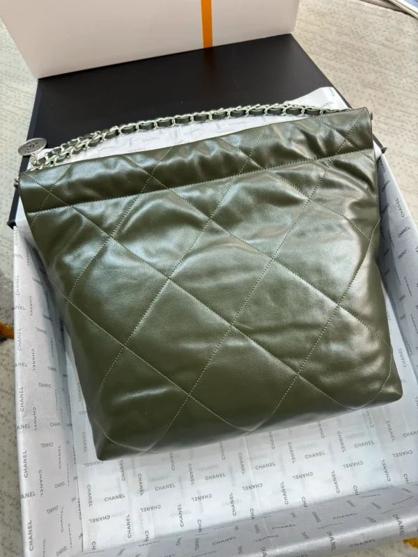 Chanel Fatigue Green Quilted Glossy Leather 22 Bag Chanel - Image 8