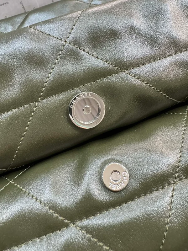 Chanel Fatigue Green Quilted Glossy Leather 22 Bag Chanel - Image 10