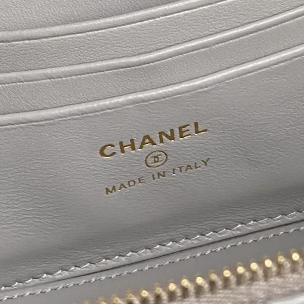 Chanel Grey Quilted Lambskin Pearl Crush Small Vanity - Image 4