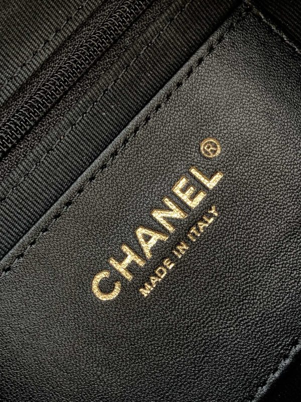 Chanel Large Capacity Black Gold Chain Shoulder Bag - Image 10