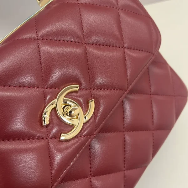 Chanel Matelasse Handbag in Bordeaux Lambskin Dark Red - Image 7