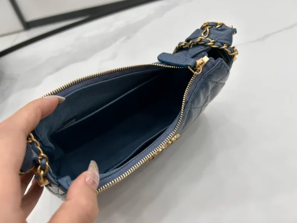 Chanel Navy Blue Quilted Lambskin Leather Crossbody Bag Chanel - Image 2