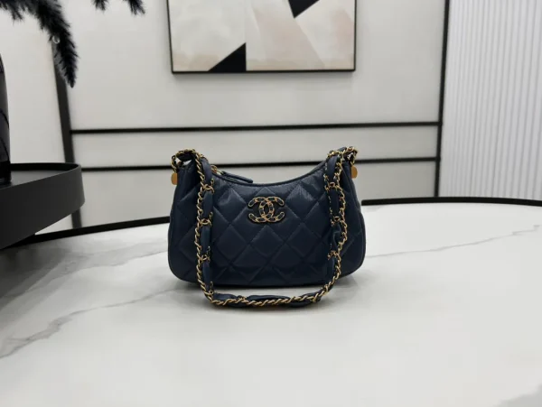 Chanel Navy Blue Quilted Lambskin Leather Crossbody Bag Chanel - Image 4