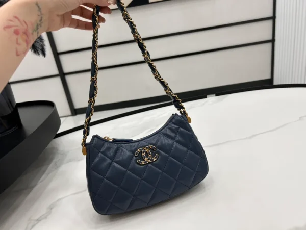 Chanel Navy Blue Quilted Lambskin Leather Crossbody Bag Chanel - Image 5