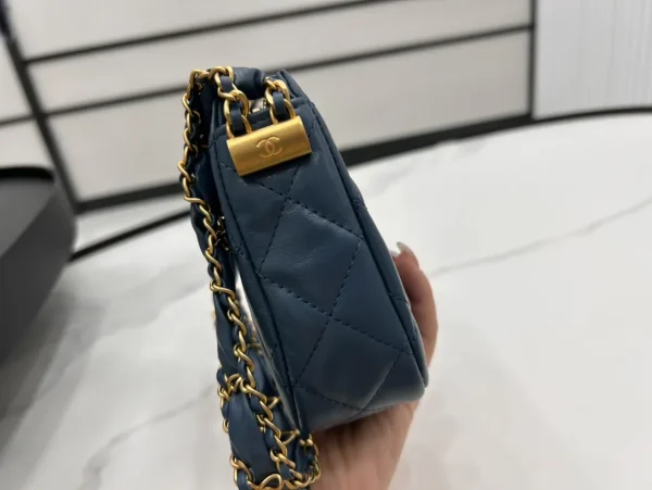 Chanel Navy Blue Quilted Lambskin Leather Crossbody Bag Chanel - Image 9