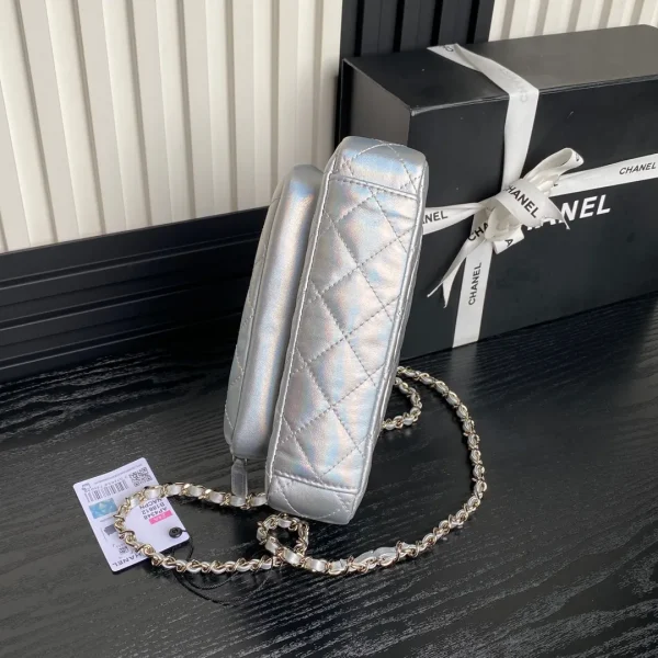 Chanel Silver Iridescent Quilted Patent Leather CC Chain Clutch Chanel - Image 2