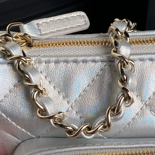 Chanel Silver Iridescent Quilted Patent Leather CC Chain Clutch Chanel - Image 4