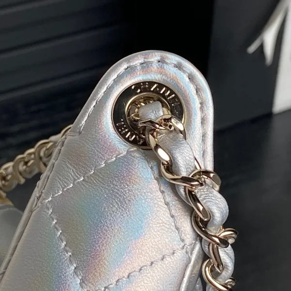 Chanel Silver Iridescent Quilted Patent Leather CC Chain Clutch Chanel - Image 5