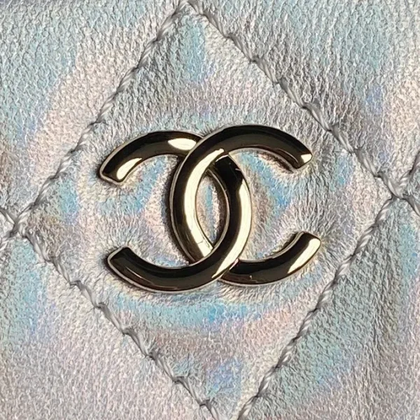 Chanel Silver Iridescent Quilted Patent Leather CC Chain Clutch Chanel - Image 6