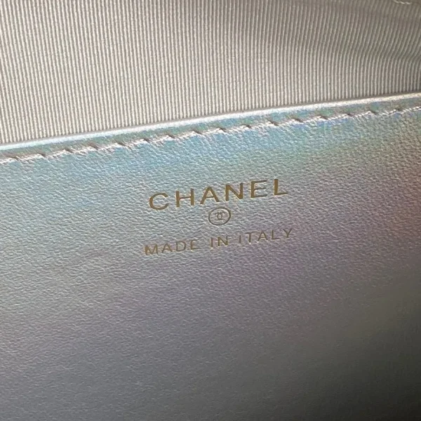Chanel Silver Iridescent Quilted Patent Leather CC Chain Clutch Chanel - Image 7