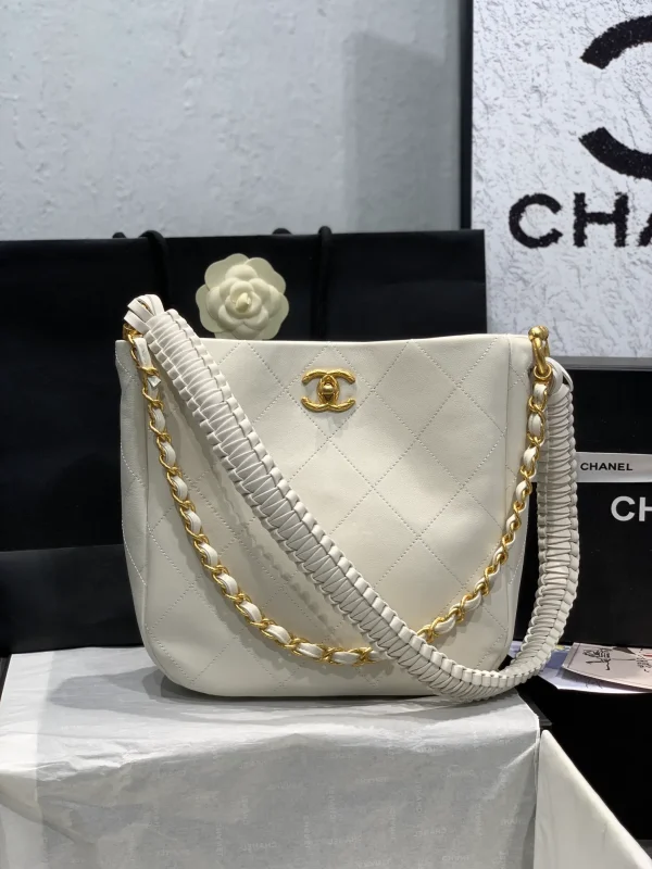 Chanel White Quilted Leather CC Hobo Bag Chanel - Image 10