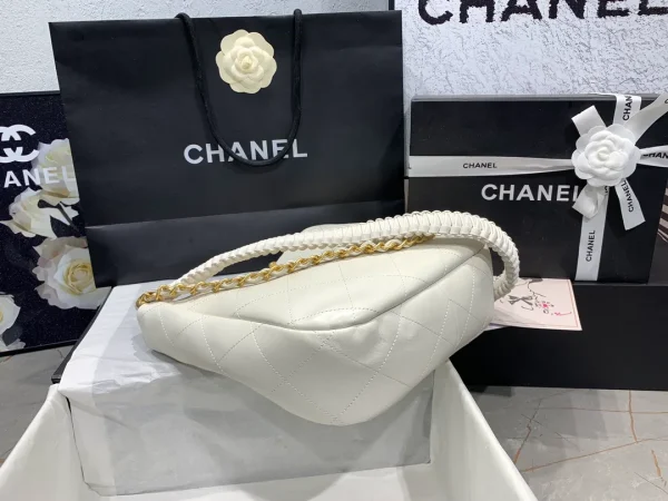 Chanel White Quilted Leather CC Hobo Bag Chanel - Image 3