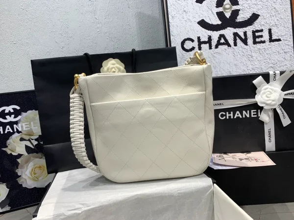 Chanel White Quilted Leather CC Hobo Bag Chanel - Image 4