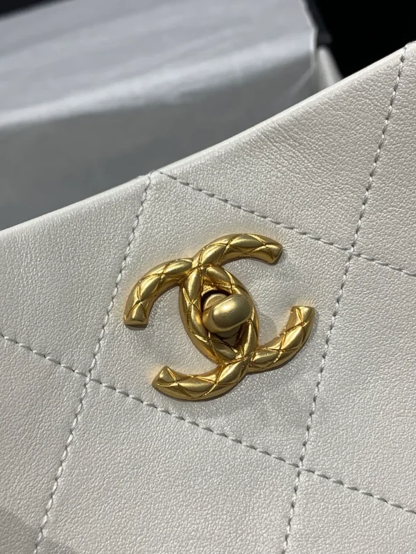 Chanel White Quilted Leather CC Hobo Bag Chanel - Image 6