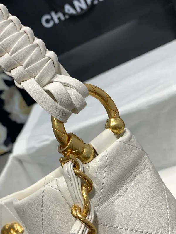 Chanel White Quilted Leather CC Hobo Bag Chanel - Image 7