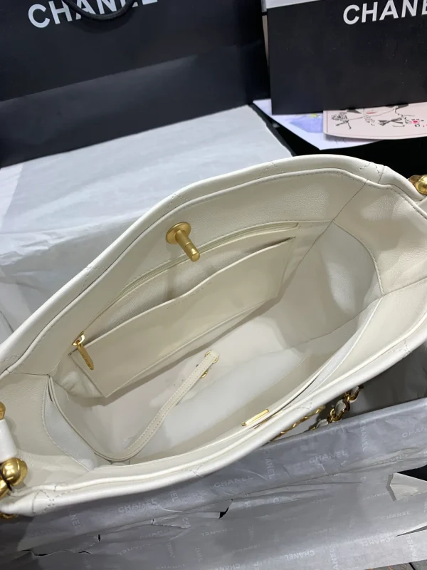 Chanel White Quilted Leather CC Hobo Bag Chanel - Image 8