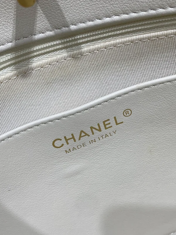 Chanel White Quilted Leather CC Hobo Bag Chanel - Image 9