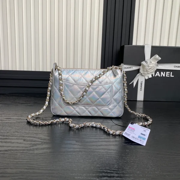 Chanel Silver Iridescent Quilted Patent Leather CC Chain Clutch Chanel - Image 8