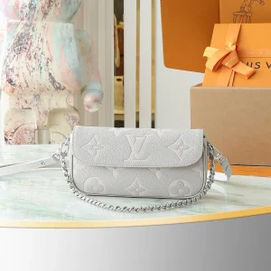 Wallet on Chain Ivy Monogram Empreinte Leather