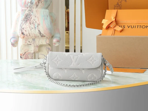 Wallet on Chain Ivy Monogram Empreinte Leather