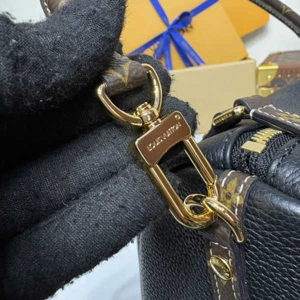 Womens Leather Chain Shoulder Bag - Image 8