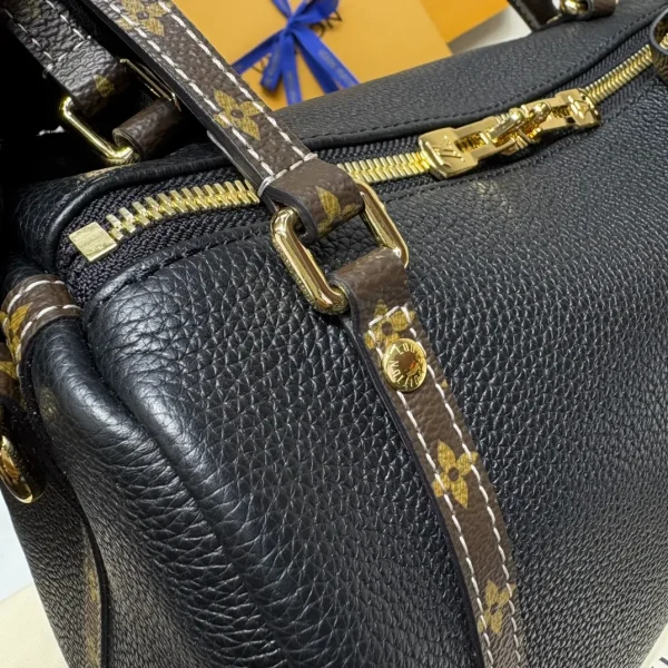 Womens Leather Chain Shoulder Bag - Image 9
