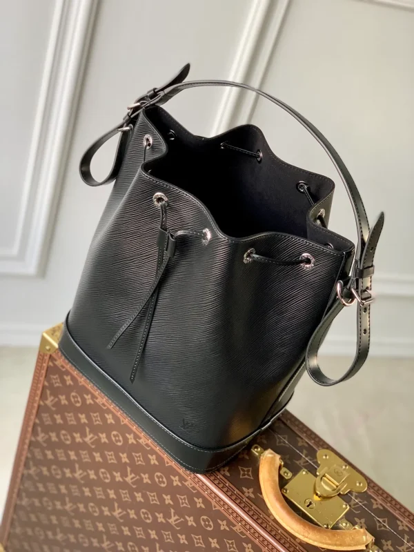 Embossed Wave Pattern Calf Leather Leather Bucket Shoulder Bag With Adjustable Strap And Gold Hardware Classic Designer Drawstring Handbag - Image 2
