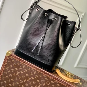 Embossed Wave Pattern Calf Leather Leather Bucket Shoulder Bag With Adjustable Strap And Gold Hardware Classic Designer Drawstring Handbag