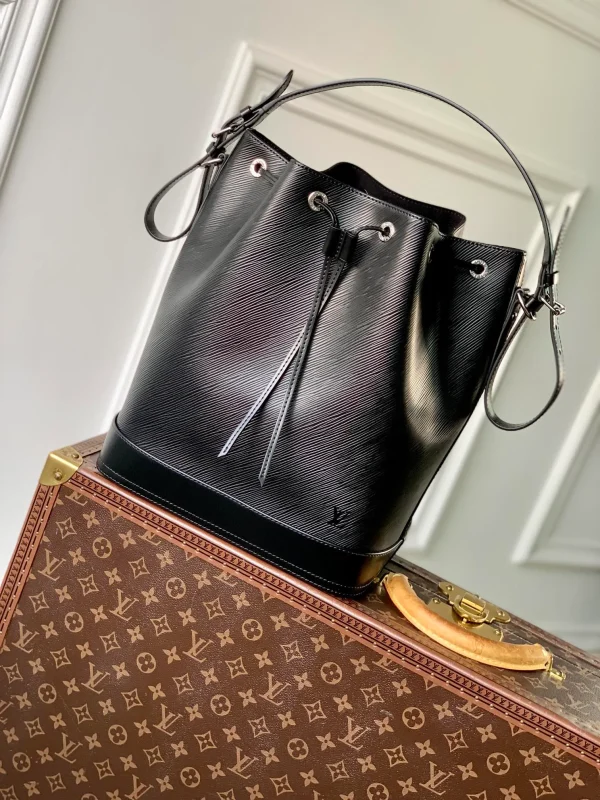 Embossed Wave Pattern Calf Leather Leather Bucket Shoulder Bag With Adjustable Strap And Gold Hardware Classic Designer Drawstring Handbag