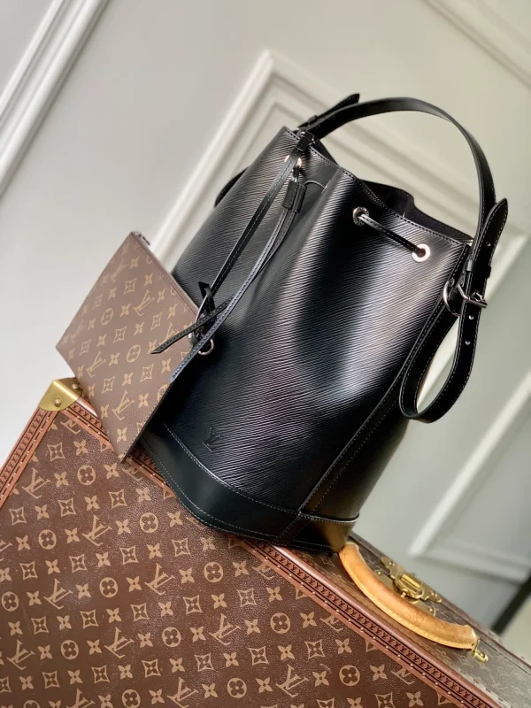 Embossed Wave Pattern Calf Leather Leather Bucket Shoulder Bag With Adjustable Strap And Gold Hardware Classic Designer Drawstring Handbag - Image 4