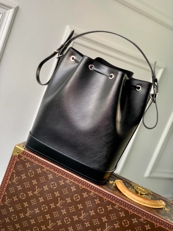Embossed Wave Pattern Calf Leather Leather Bucket Shoulder Bag With Adjustable Strap And Gold Hardware Classic Designer Drawstring Handbag - Image 5