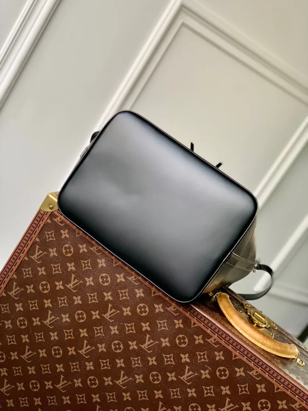 Embossed Wave Pattern Calf Leather Leather Bucket Shoulder Bag With Adjustable Strap And Gold Hardware Classic Designer Drawstring Handbag - Image 6