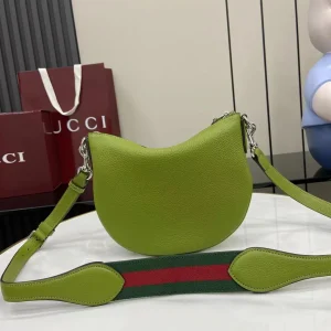Gucci B small bag in Green Leather