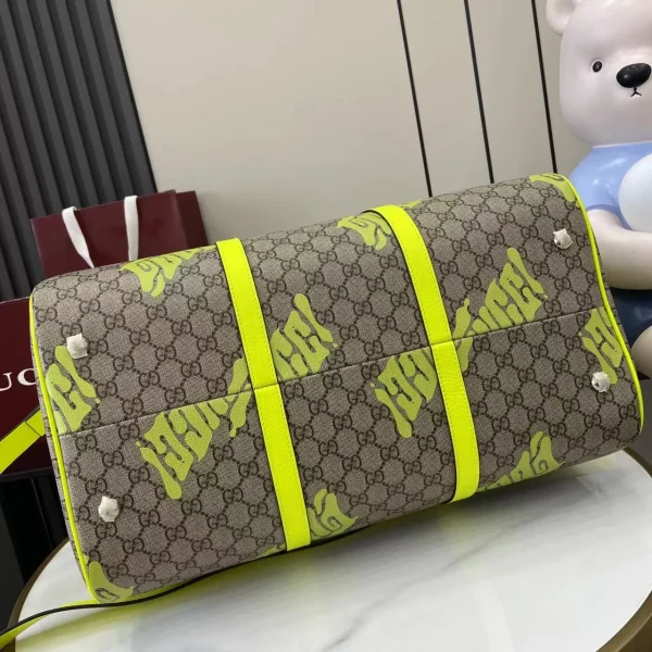 Gucci Duffle Bags for Men - Image 6
