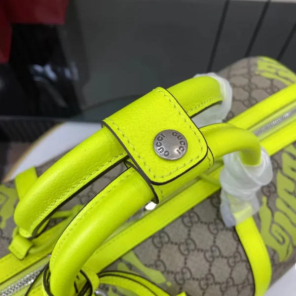 Gucci Duffle Bags for Men - Image 9