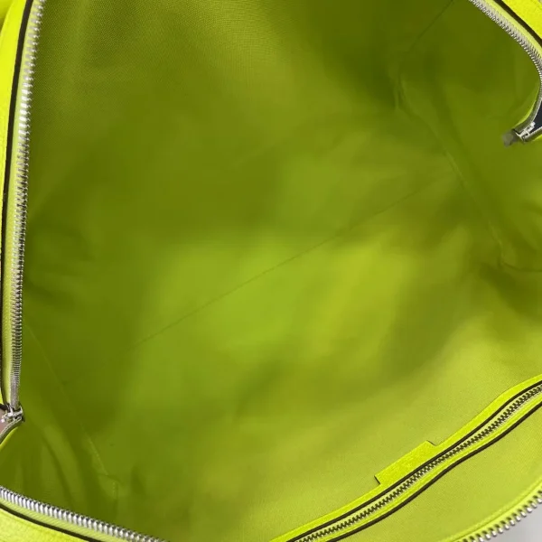 Gucci Duffle Bags for Men - Image 10