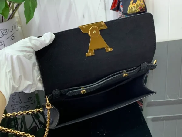 LOUIS VUITTON Women Bag - Image 2
