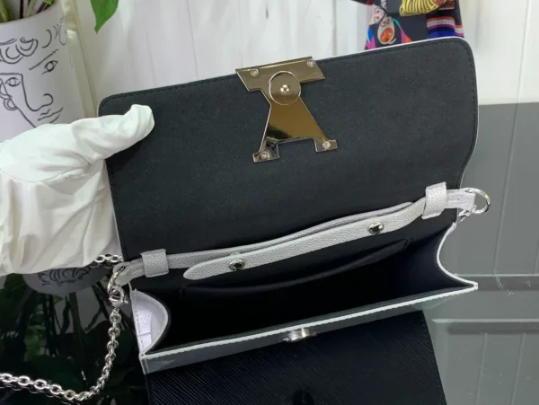 LOUIS VUITTON Women Bag - Image 3