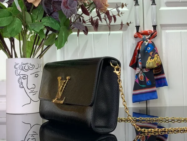 LOUIS VUITTON Women Bag - Image 5