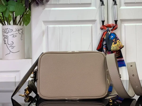 Louis Vuitton LV All In BB leather bag - Image 6
