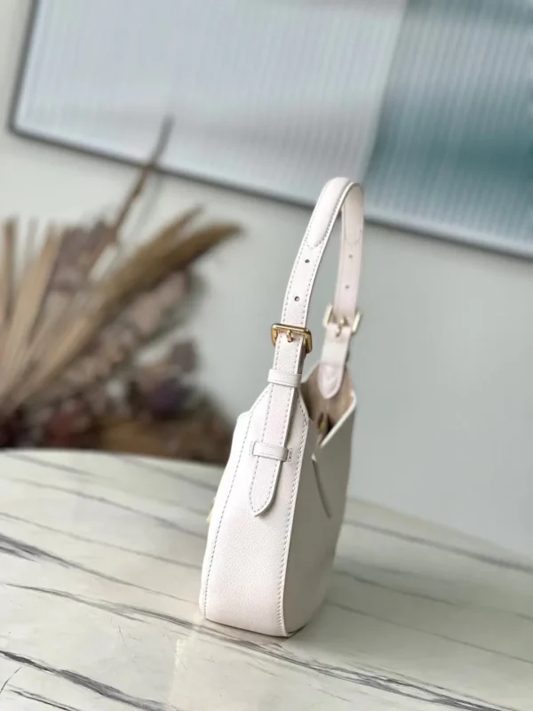 Louis Vuitton Leather Low Key - Image 3