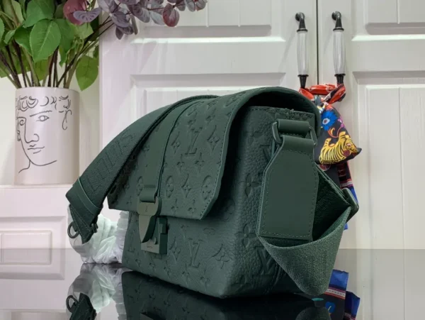 Louis Vuitton Leather Messenger/Shoulder Bags - Image 4