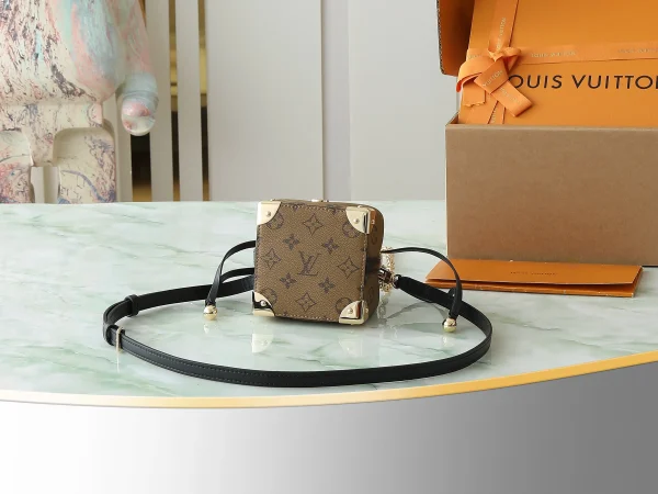 Louis Vuitton Monogram Reverse Noé Purse - Image 6