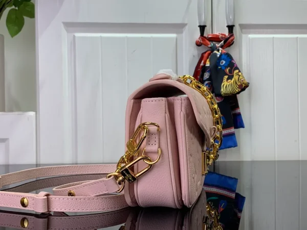 Louis Vuitton Pochette Metis East West bag - Image 3